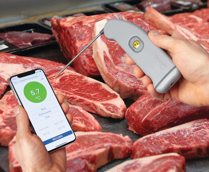 Une personne utilise le Thermomètre bluetooth sans fil Thermapen® Blue de Thermometre.fr pour vérifier la température de la viande.