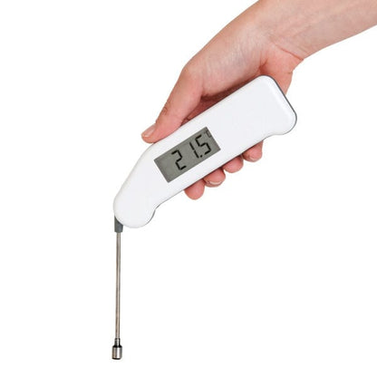 une personne tenant une surface Thermapen® de Thermometre.fr sur un fond blanc.