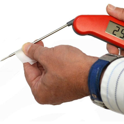 un homme nettoyant un thermomètre Thermometre.fr pour vérifier la température des aliments.