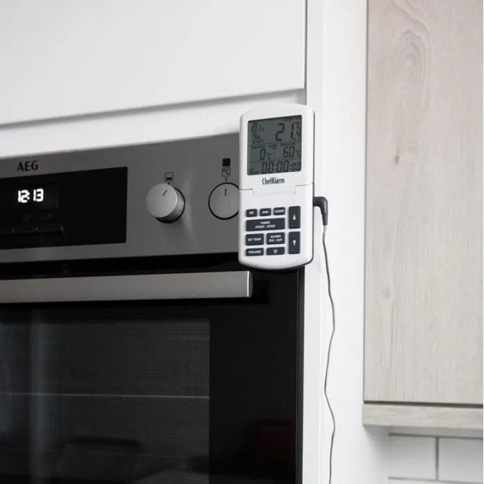 un four à micro-ondes Thermomètre et minuterie ChefAlarm avec une minuterie numérique attachée. (Nom de marque : Thermomètre.fr)