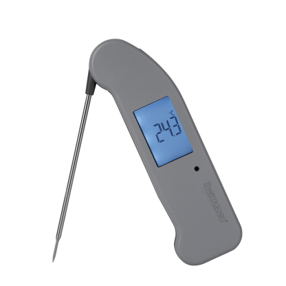 un thermomètre numérique Thermapen® One sur fond noir. (Marque : Thermometre.fr)