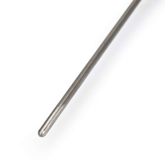 Une tige Thermomètre.fr en acier inoxydable sur fond blanc capable de mesurer des températures jusqu'à 1100°C.