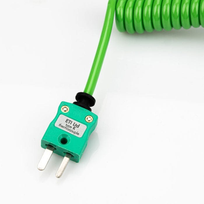 Un fil vert enroulé avec une fiche pour les mesures de température, la Sonde de température à piquer de Thermomètre.fr.