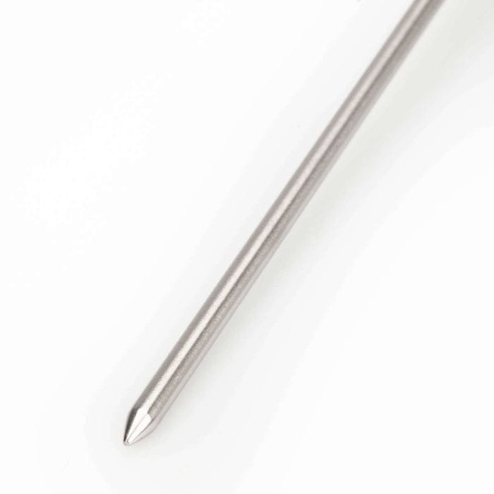 Une aiguille Thermomètre.fr en acier inoxydable sur une surface blanche, entourée de semi-solides et de liquides.