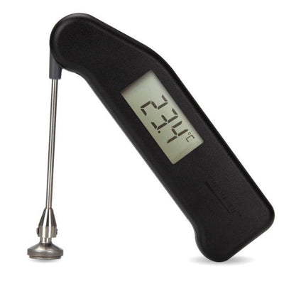 Un thermomètre numérique noir Thermapen® Pro-Surface Classic avec une poignée, parfait pour les grillades. Nom de la marque : Thermomètre.fr