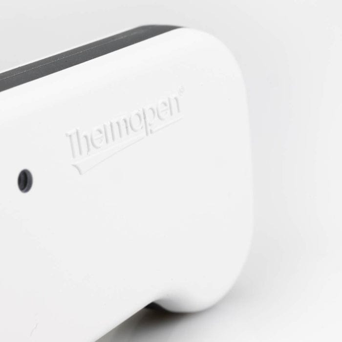 Un thermopénètre blanc avec le mot Référence Thermapen® thermomètre haute résolution et haute précision de Thermometer.fr dessus et une certification UKAS pour son haute précision.