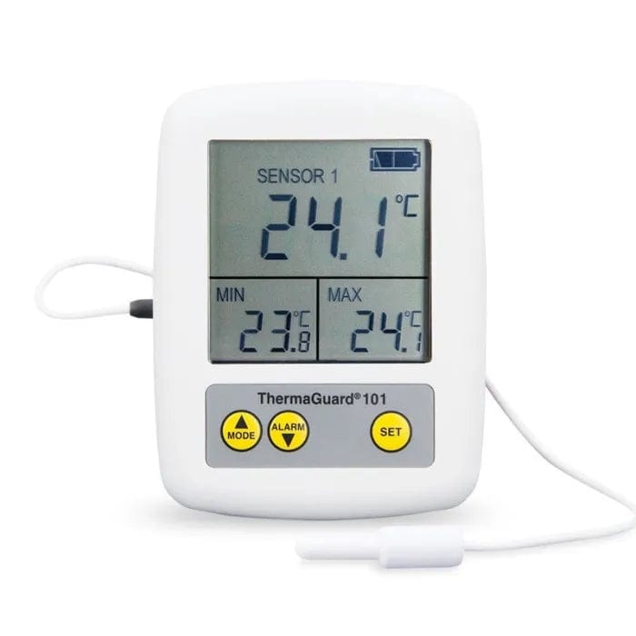 un thermomètre ThermaGuard Enregistreur de surveillance de la température du réfrigérateur sur fond blanc. (Marque : Thermometre.fr)