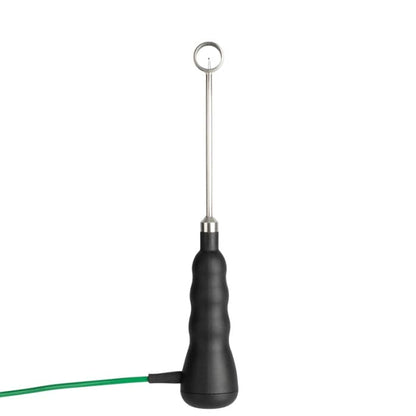 Un fil noir et vert est relié à un fond blanc, indiquant les températures ou les débits à l'aide de la Sonde de débit étanche Thermometer.fr.
