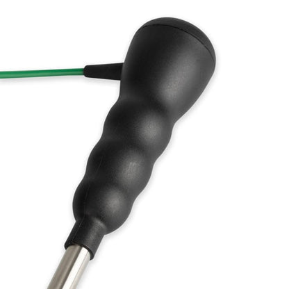 Une seringue noire et verte est fixée sur un fond blanc pour la Sonde de pénétration étanche et résistante de Thermomètre.fr.