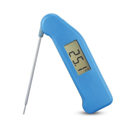 Un thermomètre numérique Thermometre.fr Thermapen® Classic bleu sur fond blanc.