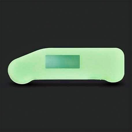 Un étui en silicone Thermapen®-Glow In The Dark avec des aimants, par Thermometre.fr, sur une voiture verte avec un feu vert dessus.